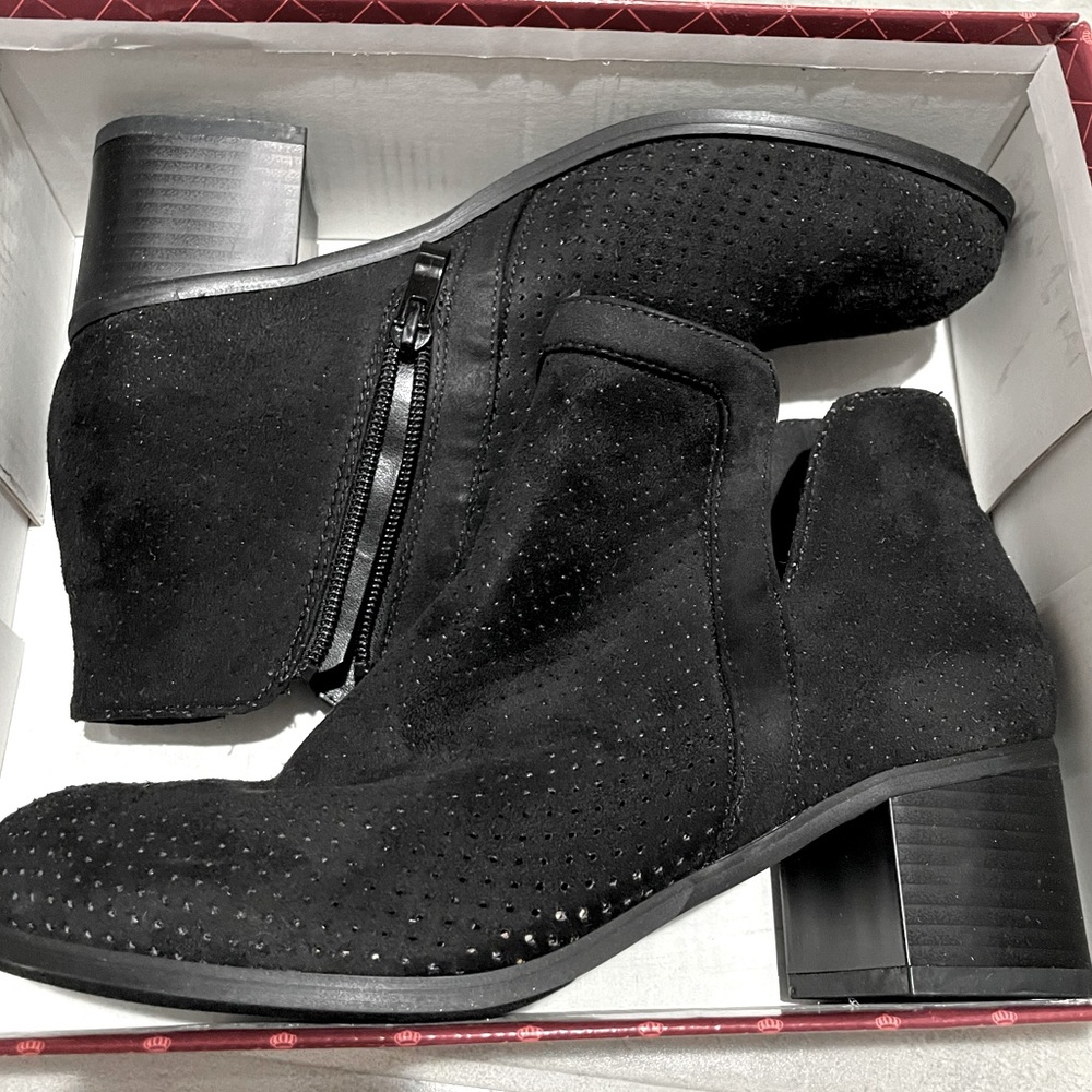 Selling ankle boots from Glaze. They are a size 8.